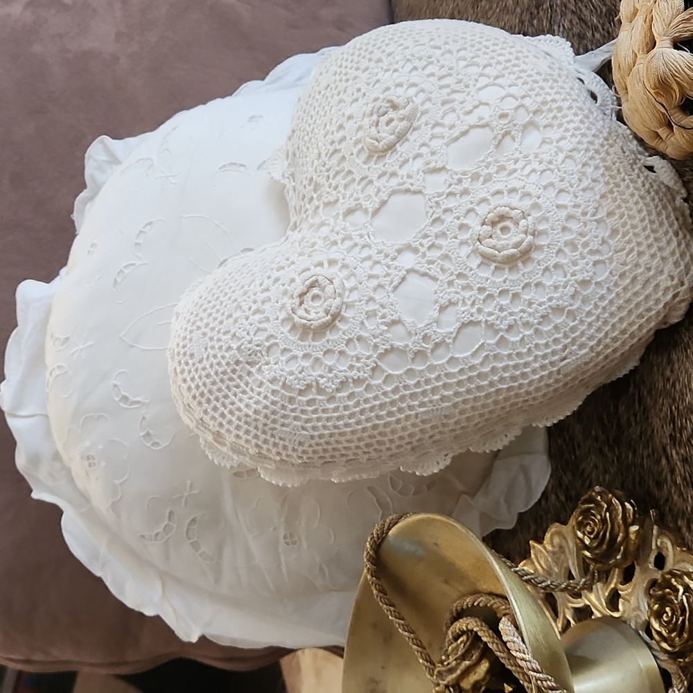 SMALL accent 2 pillows. 12/15/2023 RESERVED 1 HEART. AVAILABLE ROUND PILLOW